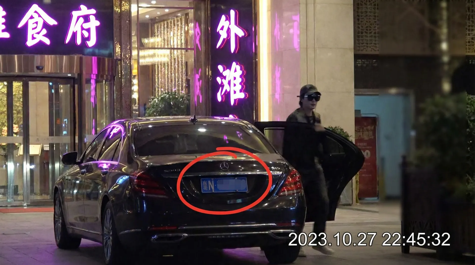 黄色仓库-最新成人影视聚合|免费高清在线播放|下载专区 - 豪车餐厅外被拍